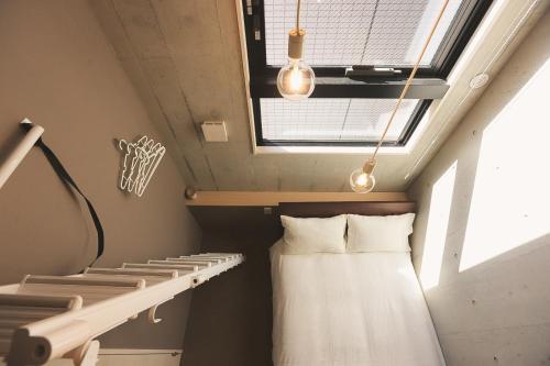 um quarto com uma cama e uma janela em Hotel Tabiya ホテルたびや em Tóquio