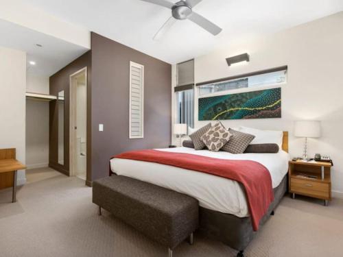 ein Schlafzimmer mit einem großen Bett und einem Fenster in der Unterkunft 7211 Lovely 2 Bedroom Viridian Noosa in Noosa Heads