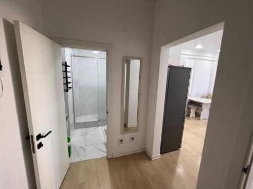 ein Bad mit einer ebenerdigen Dusche und einem Spiegel in der Unterkunft 2-room apartment Centrium Residence in Bischkek