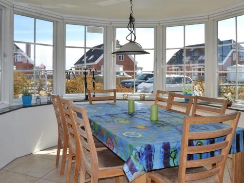 comedor con mesa, sillas y ventanas en Holiday Home Joonas - 100m from the sea in Western Jutland by Interhome en Havneby