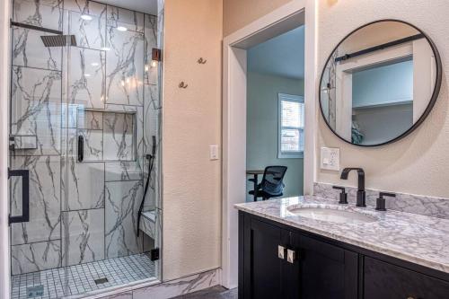 Koupelna v ubytování 4BR Victorian Walk to UC Davis & Shriner Med Cen