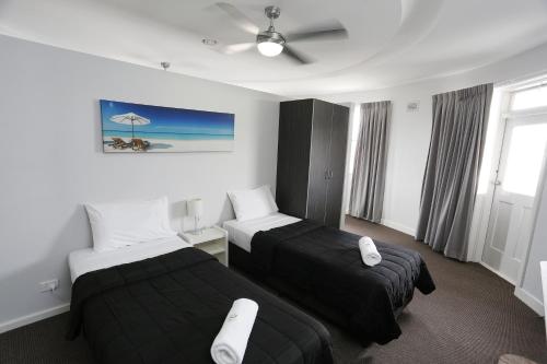 Un pat sau paturi într-o cameră la The Lakes Hotel