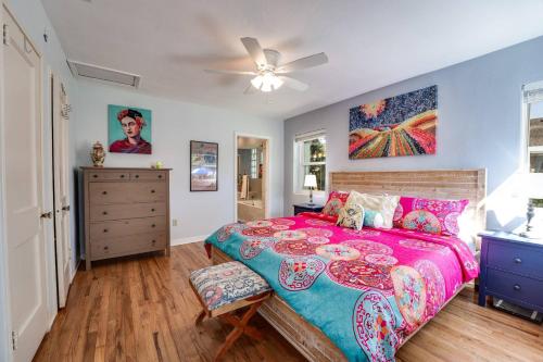 een slaapkamer met een bed en een plafondventilator bij Bluebird Bungalow in Jacksonville