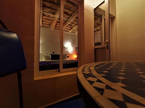 a room with a window with a view of a bed at Riad Bleu Afriqua in Boumalne