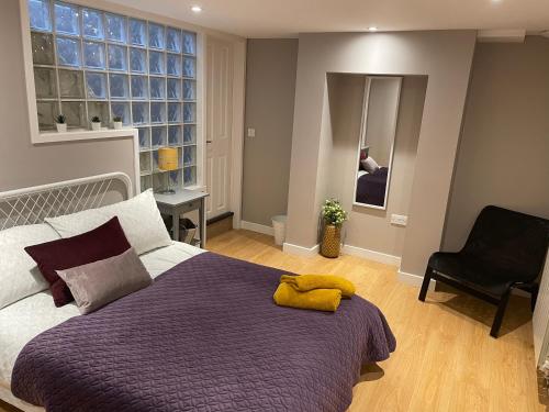 1 dormitorio con 1 cama, 1 silla y 1 ventana en Hot numbers, en Cambridge