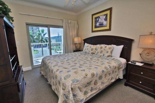 um quarto com uma cama e uma grande janela em Crystal Tower 208 em Gulf Shores