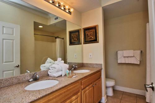 uma casa de banho com 2 lavatórios e um espelho em Crystal Tower 208 em Gulf Shores