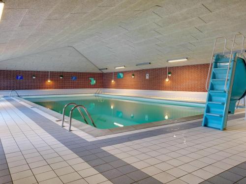 uma grande piscina com uma escada num edifício em Apartment Jasna - 2-3km from the sea in Western Jutland by Interhome em Sønderby