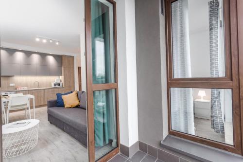salon z kanapą i stołem w obiekcie Chill Apartments Airport Ursynów w Warszawie
