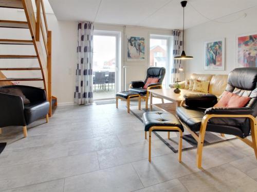 sala de estar con sofá, sillas y mesa en Apartment Tinna - 2-3km from the sea in Western Jutland by Interhome, en Sønderby