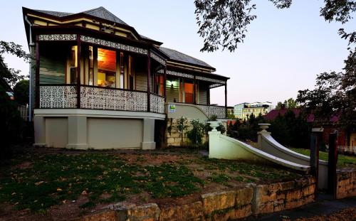 una casa con un balcón encima en Cobb&CoHouse 4 Bedrooms, 3 Bathrooms, Bendigo CBD Lock up Garage, en Bendigo