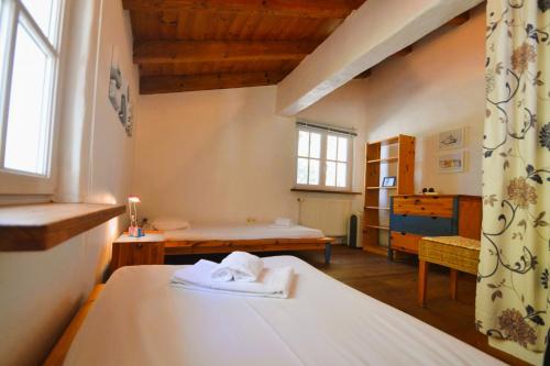 - une chambre avec un lit et une chambre avec deux lits dans l'établissement Casa Isabel, à São Martinho do Porto