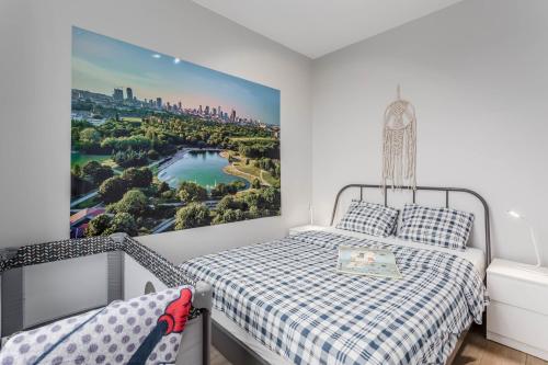 een slaapkamer met een bed en een schilderij aan de muur bij Chill Apartments Ursynów in Warschau