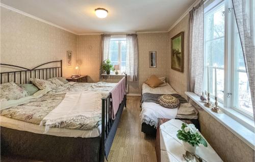 1 dormitorio con 2 camas y ventana en Amazing Home In Tingsryd With House A Panoramic View en Tingsryd