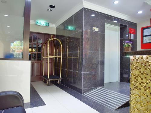 eine Lobby mit Dusche in einem Gebäude in der Unterkunft Classic Kinabalu Hotel in Kota Kinabalu