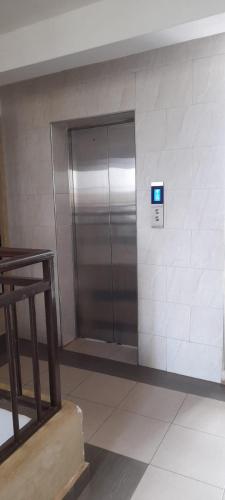 um elevador num edifício com uma porta de metal em Valley view residence em Nairobi