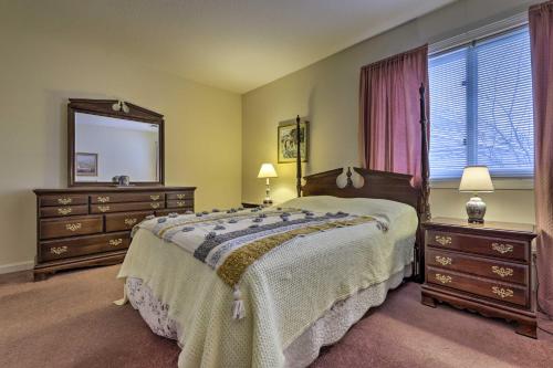 スプリングフィールドにあるSpringfield Condo, Close to Museums!のベッドルーム1室(ベッド1台、ドレッサー2台、鏡付)