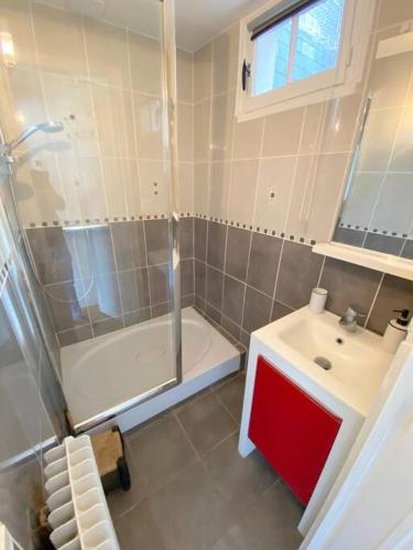 une salle de bain avec une douche, un lavabo et une baignoire dans l'établissement Plein centre trouville, 200m de la plage, 2/4 pers, à Trouville-sur-Mer