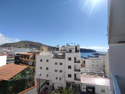 uitzicht op een stad met gebouwen bij Casa Leya Los Cristianos in Arona