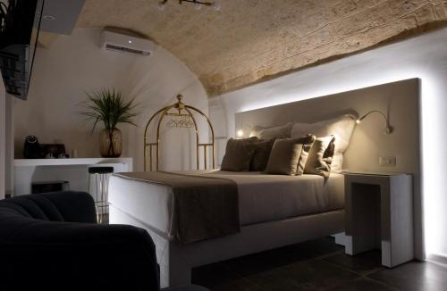 una camera con un letto in una stanza con di The Saint stays a Bari
