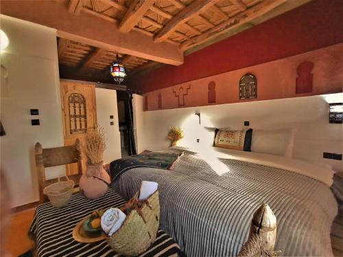 a bedroom with two beds in a room at Riad Bleu Afriqua in Boumalne
