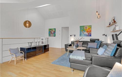 ヒュールスミンネにあるAwesome Home In Juelsminde With Wifiのソファとテーブルのあるリビングルーム