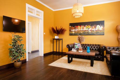 - un salon avec un canapé et une table basse dans l'établissement Villa Amalie & Villa Curiel, à Willemstad