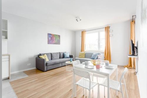 a living room with a white table and chairs at Chill Apartments Airport Ursynów in Warsaw
