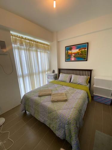 Un pat sau paturi într-o cameră la New Paradise Ocean View Apartment (DOT accredited)