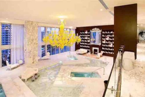 Habitación grande con bañera y lámpara de araña. en 2 Bedroom with stunning views at the W residences, en Miami