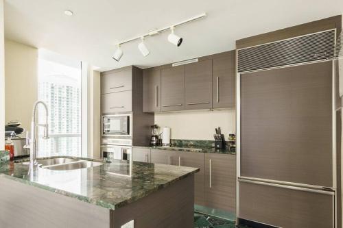 Una cocina o cocineta en 2 Bedroom with stunning views at the W residences