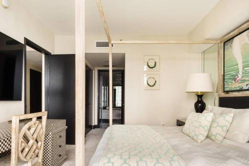 sypialnia z łóżkiem i kanapą w pokoju w obiekcie 2 Bedroom with stunning views at the W residences w Miami