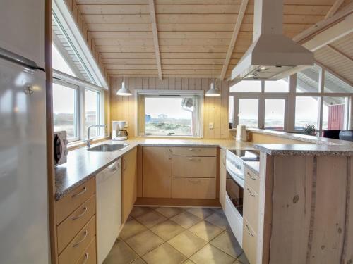 Kuchyň nebo kuchyňský kout v ubytování Holiday Home Oivi - 430m from the sea by Interhome