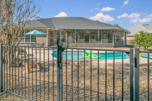 een hek voor een huis met een zwembad bij Sunset Pass in Middleburg