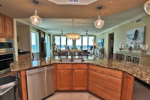 cocina con fregadero y encimera en Mustique 602, en Gulf Shores