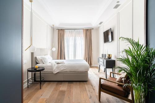 Rental Apartment Barcelona في برشلونة: غرفة نوم بسرير وكرسي ونافذة