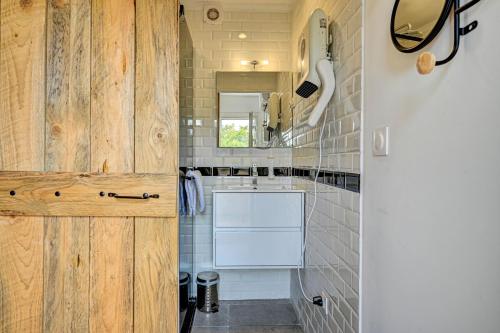 a small kitchen with a sink and a mirror at Le Provence in Gémenos