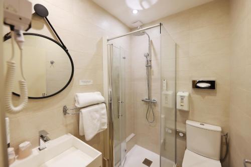 Bilik mandi di Hotel Les Pasteliers