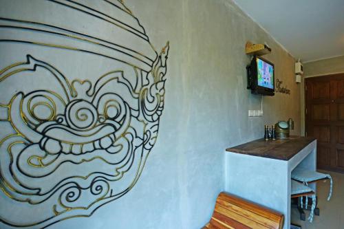 Televisyen dan/atau pusat hiburan di Baan Kamala Fantasea Hotel