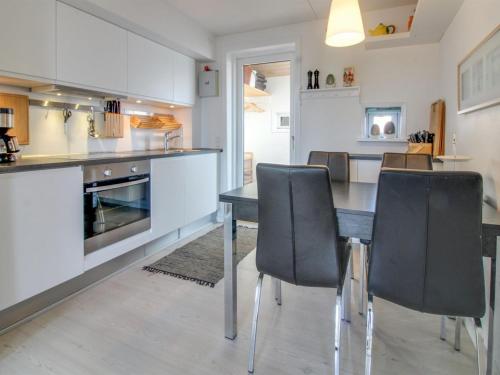 Køkken eller tekøkken på Apartment Maarit - 2-3km from the sea in Western Jutland by Interhome