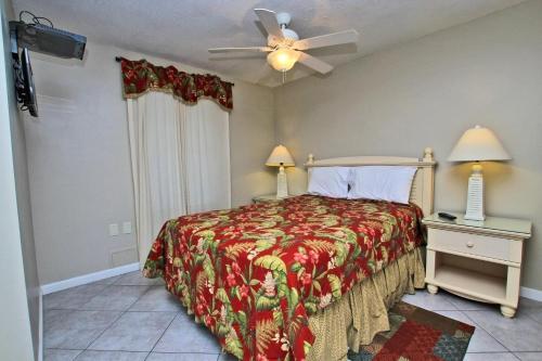 1 dormitorio con 1 cama y ventilador de techo en Island Winds West 675, en Gulf Shores