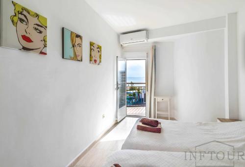 カルプにあるInftour Paola 5 Apartamentoの白いベッドルーム(ベッド1台、バルコニー付)