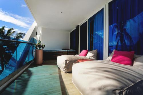 1 dormitorio con 2 camas y ventana grande en The Carmen Hotel - Ocean Front en Playa del Carmen