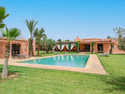 a swimming pool in the yard of a house at Villa de luxe service compris in Marrakesh