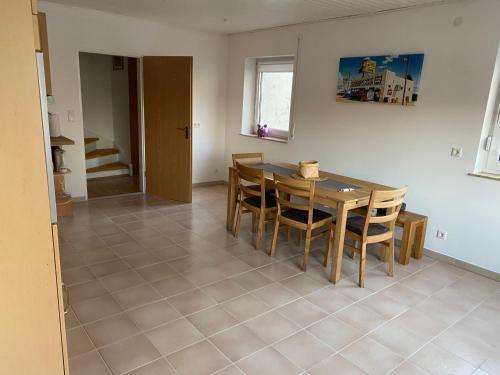 a kitchen and dining room with a table and chairs at Ferienhaus-Zirndorf in Zirndorf