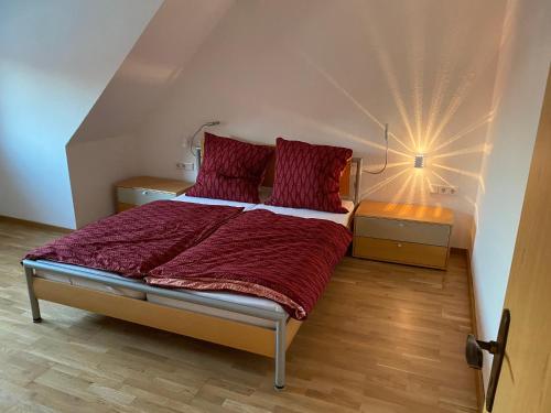 um quarto com uma cama grande e almofadas vermelhas em Ferienhaus-Zirndorf em Zirndorf