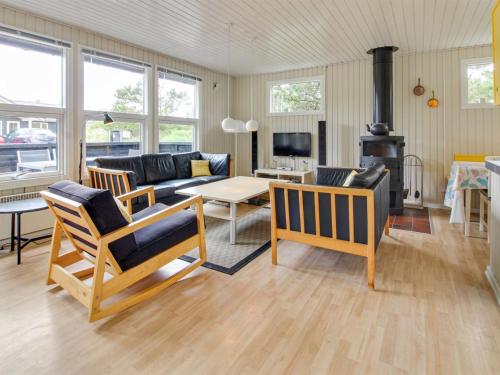 TV a/nebo společenská místnost v ubytování Holiday Home Nanouk - 500m from the sea by Interhome