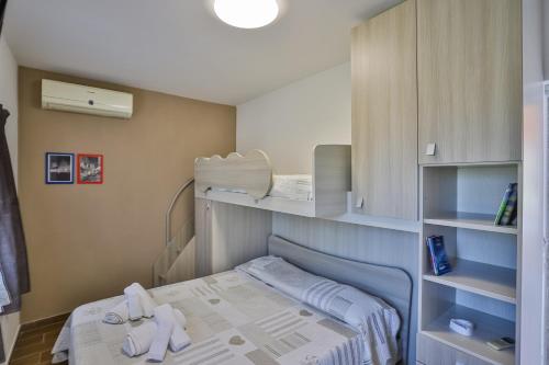 a small room with a bed with towels on it at Il Pineto Paestum Food & Rooms in Paestum