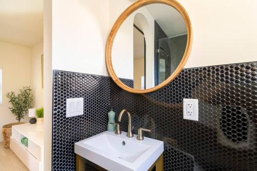 a bathroom with a sink and a mirror at The Pastel Home in Fort Lauderdale