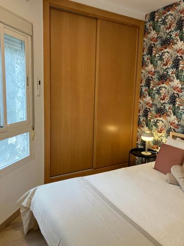 ein Schlafzimmer mit einem weißen Bett und einem Fenster in der Unterkunft Malaga Victoria in Málaga